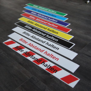 Sicherheitsabstand | Krise | Abstand halten | Hinweisschilder | Warnmarkierungen | Abstand | Sicherheit | Corona | Covid 19 | Hygiene | Hygieneschilder | Absperrband | Sicherheitsaufkleber | Desinfektion | Vorsichtsmaßnahmen | Warnaufkleber | Fußbodenaufkleber | Prävention | Pandemie | Epedemie | Hygienevorschriften