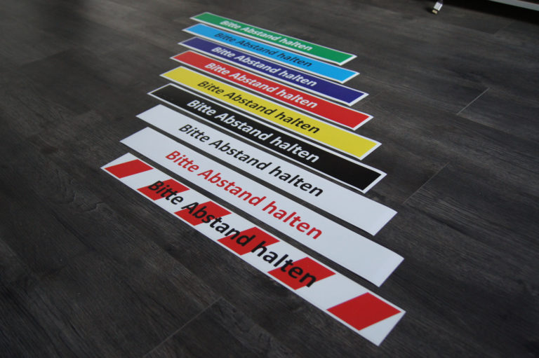 Sicherheitsabstand | Krise | Abstand halten | Hinweisschilder | Warnmarkierungen | Abstand | Sicherheit | Corona | Covid 19 | Hygiene | Hygieneschilder | Absperrband | Sicherheitsaufkleber | Desinfektion | Vorsichtsmaßnahmen | Warnaufkleber | Fußbodenaufkleber | Prävention | Pandemie | Epedemie | Hygienevorschriften