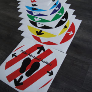 Sicherheitsabstand | Krise | Abstand halten | Hinweisschilder | Warnmarkierungen | Abstand | Sicherheit | Corona | Covid 19 | Hygiene | Hygieneschilder | Absperrband | Sicherheitsaufkleber | Desinfektion | Vorsichtsmaßnahmen | Warnaufkleber | Fußbodenaufkleber | Prävention | Pandemie | Epedemie | Hygienevorschriften