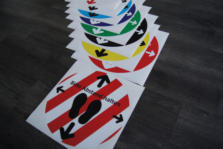 Sicherheitsabstand | Krise | Abstand halten | Hinweisschilder | Warnmarkierungen | Abstand | Sicherheit | Corona | Covid 19 | Hygiene | Hygieneschilder | Absperrband | Sicherheitsaufkleber | Desinfektion | Vorsichtsmaßnahmen | Warnaufkleber | Fußbodenaufkleber | Prävention | Pandemie | Epedemie | Hygienevorschriften